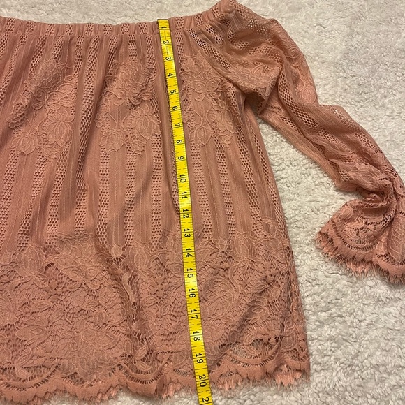 Arizona Over the Shoulder Lace Blouse - Picture 4 of 8